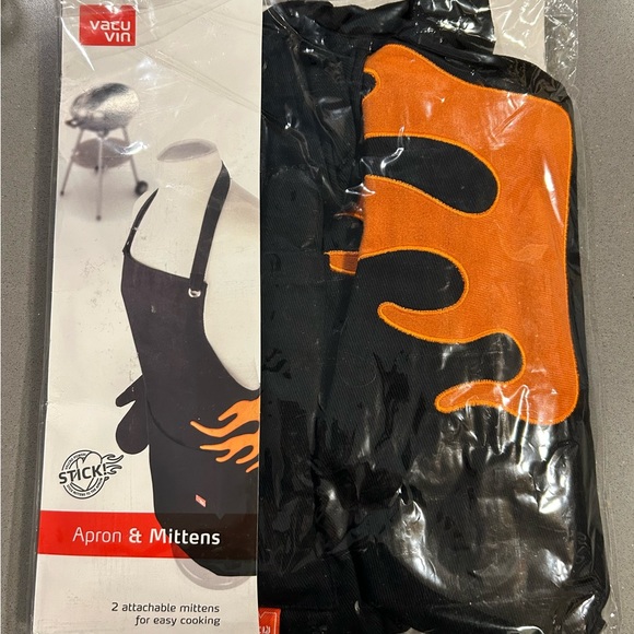 BBQ Apron and Mittens - Picture 2 of 3